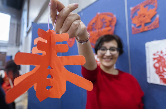 TORONTO, Seorang wanita menunjukkan karya seni potong kertasnya dalam sebuah acara untuk merayakan Tahun Baru Imlek di Pusat Kebudayaan China Toronto Raya (Chinese Cultural Center of Greater Toronto) di Toronto, Kanada, pada 22 Januari 2023. (Xinhua/Zou Zheng)