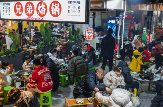 GUIYANG, Sejumlah orang menikmati makanan lokal di Distrik Nanming di Kota Guiyang, Provinsi Guizhou, China barat daya, pada 23 Januari 2023. Orang-orang menikmati berbagai jenis masakan di China selama liburan Festival Musim Semi atau Tahun Baru Imlek. (Xinhua/Tao Liang)