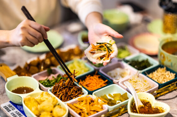 ANSHUN, Seorang warga menikmati makanan di sebuah restoran yang berada di Distrik Xixiu, Anshun, Provinsi Guizhou, China barat daya, pada 24 Januari 2023. Orang-orang menikmati berbagai jenis masakan di China selama liburan Festival Musim Semi atau Tahun Baru Imlek. (Xinhua/Chen Xi)