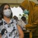 JAKARTA, Seorang wanita menerima dosis vaksin penguat (booster) kedua COVID-19 di Jakarta pada 24 Januari 2023. (Xinhua/Zulkarnain)