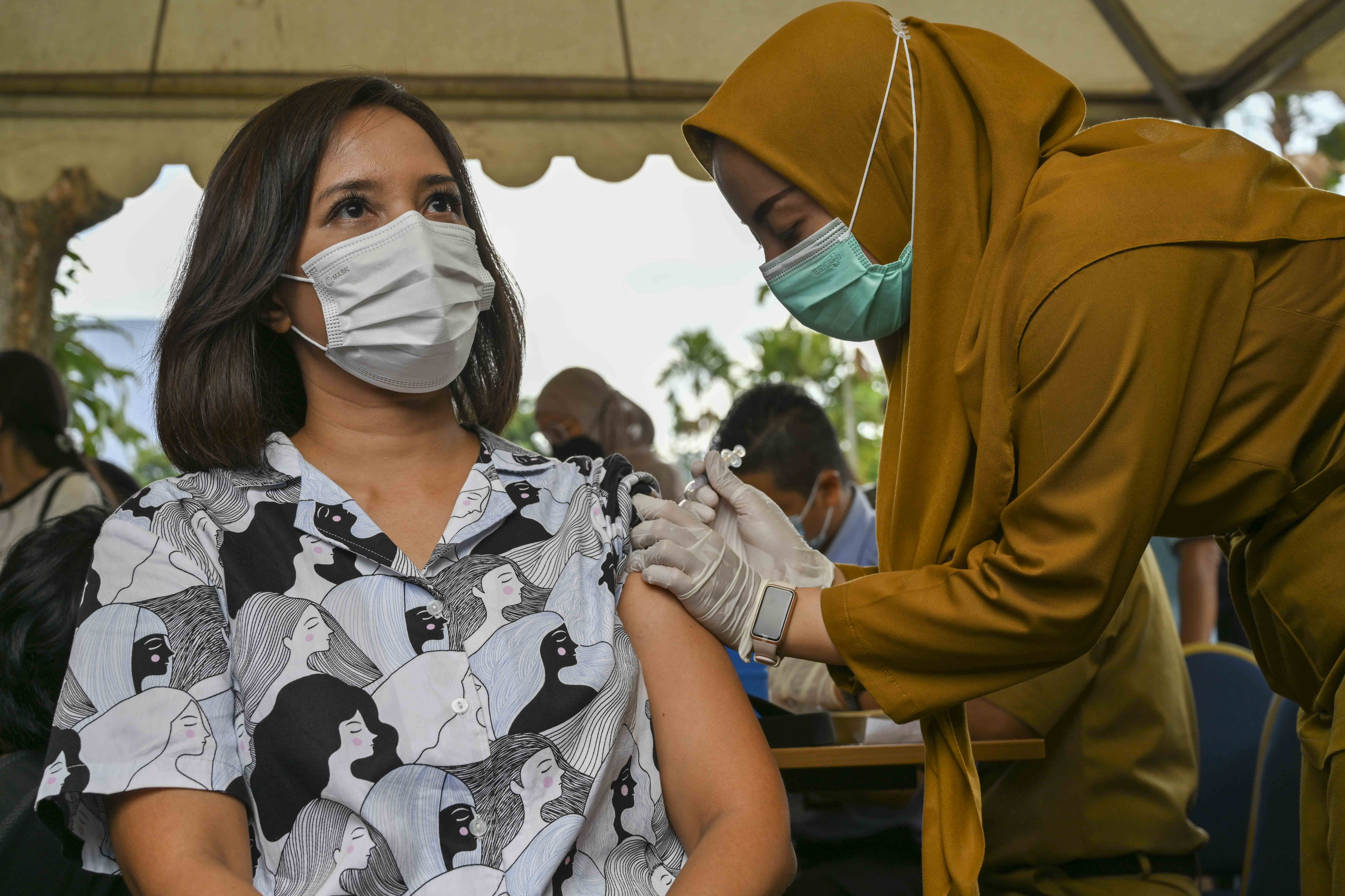 JAKARTA, Seorang wanita menerima dosis vaksin penguat (booster) kedua COVID-19 di Jakarta pada 24 Januari 2023. (Xinhua/Zulkarnain)