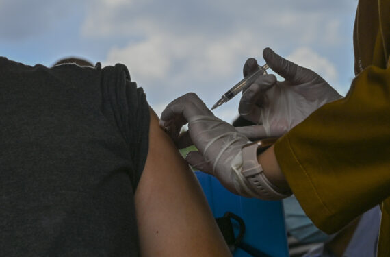 JAKARTA, Seorang pria menerima dosis vaksin penguat (booster) kedua COVID-19 di Jakarta pada 24 Januari 2023. (Xinhua/Zulkarnain)