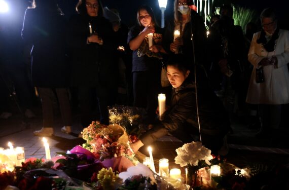 MONTEREY PARK, Orang-orang berkabung dengan menyalakan lilin bagi para korban penembakan massal di depan Balai Kota Monterey Park, California, Amerika Serikat (AS), pada 23 Januari 2023. Ratusan orang berkumpul di Balai Kota Monterey Park pada Senin (23/1) malam waktu setempat untuk mengenang para korban tewas dalam insiden penembakan yang menewaskan 11 orang dan melukai sembilan lainnya. (Xinhua)