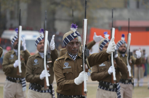 AMRITSAR, Para polisi India berpartisipasi dalam sebuah parade latihan menjelang perayaan Hari Republik India di Amritsar, Negara Bagian Punjab, India, pada 24 Januari 2023. India merayakan Hari Republik pada 26 Januari. (Xinhua/Str)