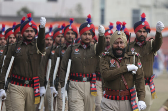 AMRITSAR, Para polisi India berpartisipasi dalam sebuah parade latihan menjelang perayaan Hari Republik India di Amritsar, Negara Bagian Punjab, India, pada 24 Januari 2023. India merayakan Hari Republik pada 26 Januari. (Xinhua/Str)