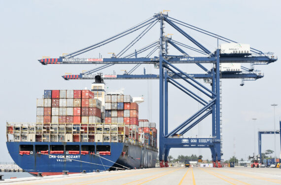 LAGOS, Sebuah kapal kontainer bersandar di Pelabuhan Laut Dalam Lekki di Lagos, Nigeria, pada 23 Januari 2023. Upacara peresmian operasi komersial Pelabuhan Laut Dalam Lekki yang dibangun perusahaan China digelar pada Senin (23/1). (Xinhua/NAN)