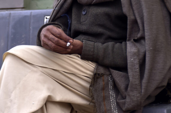PESHAWAR, Seorang pria memegang rokok di Peshawar, Pakistan barat laut, pada 24 Januari 2023. Temuan dari sebuah studi pada Senin (23/1) menunjukkan 93 persen penduduk Pakistan setuju bahwa penjualan rokok harus dilarang. (Xinhua/Saeed Ahmad)