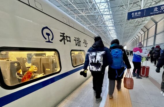 BEIJING, Para penumpang menaiki kereta di Stasiun Kereta Utara Beijing di Beijing, ibu kota China, pada 24 Januari 2023. Jalur kereta cepat Beijing-Zhangjiakou menghadirkan kenyamanan bagi para penumpang yang melakukan perjalanan untuk bermain ski ke Distrik Chongli di Kota Zhangjiakou, Provinsi Hebei, China utara. (Xinhua/Li Xin)