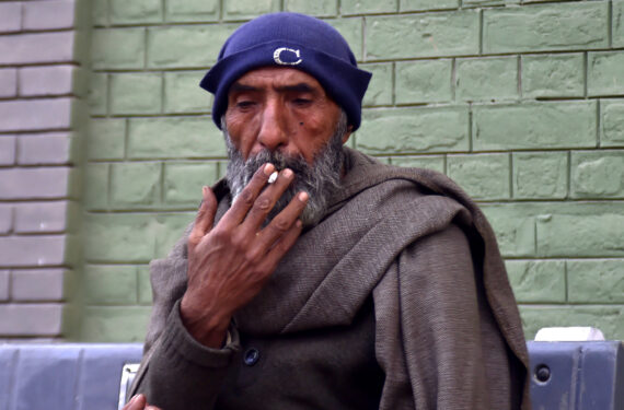 PESHAWAR, Seorang pria mengisap rokok di Peshawar, Pakistan barat laut, pada 24 Januari 2023. Temuan dari sebuah studi pada Senin (23/1) menunjukkan 93 persen penduduk Pakistan setuju bahwa penjualan rokok harus dilarang. (Xinhua/Saeed Ahmad)