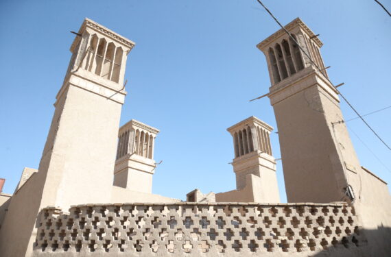 YAZD, Foto yang diabadikan pada 24 Januari 2023 ini menunjukkan sejumlah menara penangkap angin di Yazd, Iran. Kota Yazd di Iran tengah memiliki menara penangkap angin yang terpelihara dengan baik. Penangkap angin (wind catcher) merupakan struktur bangunan tradisional yang digunakan sebagai penyejuk udara pasif pada bangunan. (Xinhua/Gao Wencheng)