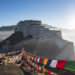 XIGAZE, Seorang pria menggantungkan bendera doa di sebuah gunung di Xigaze, Daerah Otonom Tibet, China barat daya, pada 24 Januari 2023. Sesuai tradisi, warga setempat di Xigaze sejak pagi telah menggantungkan bendera doa baru di puncak-puncak gunung dan atap rumah mereka untuk merayakan Tahun Baru menurut kalender Tibet. (Xinhua/Sun Fei)