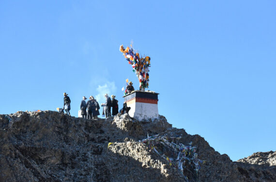 XIGAZE, Sejumlah orang memasang bendera doa di sebuah bukit di wilayah Lhaze, Daerah Otonom Tibet, China barat daya, pada 23 Januari 2023. Sesuai tradisi, warga setempat di Xigaze sejak pagi telah menggantungkan bendera doa baru di puncak-puncak gunung dan atap rumah mereka untuk merayakan Tahun Baru menurut kalender Tibet. (Xinhua/Jigme Dorje)