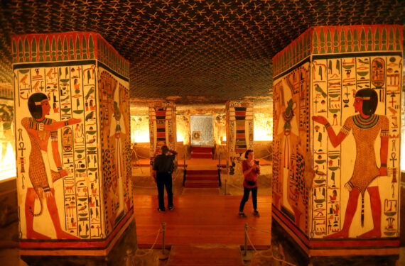 LUXOR, Sejumlah wisatawan mengunjungi makam Nefertari di Lembah Para Ratu di Luxor, Mesir, pada 24 Januari 2023. Nefertari adalah istri Firaun Mesir kuno Ramses II yang terkenal. Dibangun lebih dari 3.000 tahun silam, makam ini terkenal dengan lukisan muralnya yang berwarna cerah. Situs ini ditemukan pada 1904, dan dibuka kembali untuk wisatawan pada 2016 setelah pemugaran selama bertahun-tahun. (Xinhua/Sui Xiankai)