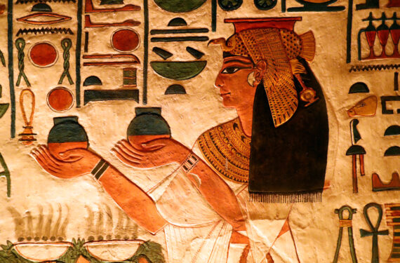 LUXOR, Foto yang diabadikan pada 24 Januari 2023 ini menunjukkan lukisan mural "Nefertari" di dalam makam Nefertari di Lembah Para Ratu di Luxor, Mesir. Nefertari adalah istri Firaun Mesir kuno Ramses II yang terkenal. Dibangun lebih dari 3.000 tahun silam, makam ini terkenal dengan lukisan muralnya yang berwarna cerah. Situs ini ditemukan pada 1904, dan dibuka kembali untuk wisatawan pada 2016 setelah pemugaran selama bertahun-tahun. (Xinhua/Sui Xiankai)
