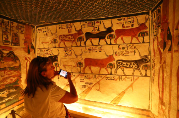 LUXOR, Seorang wisatawan mengunjungi makam Nefertari di Lembah Para Ratu di Luxor, Mesir, pada 24 Januari 2023. Nefertari adalah istri Firaun Mesir kuno Ramses II yang terkenal. Dibangun lebih dari 3.000 tahun silam, makam ini terkenal dengan lukisan muralnya yang berwarna cerah. Situs ini ditemukan pada 1904, dan dibuka kembali untuk wisatawan pada 2016 setelah pemugaran selama bertahun-tahun. (Xinhua/Sui Xiankai)