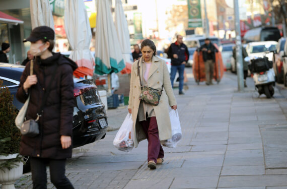 ANKARA, Seorang wanita membawa kantong belanja di Ankara, Turkiye, pada 23 Januari 2023. (Xinhua/Mustafa Kaya)