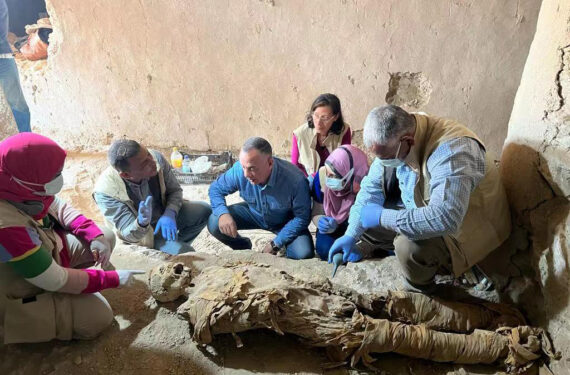 LUXOR, Foto tak bertanggal ini menunjukkan sejumlah pekerja arkeologi berkumpul di sekitar mumi yang ditemukan di makam keluarga kuno di Luxor, Mesir. Sebuah misi arkeologi Mesir menemukan sekelompok makam keluarga di tepi barat Kota Luxor yang berasal dari periode menengah kedua Mesir (1677-1550 SM), demikian disampaikan Kementerian Pariwisata dan Kepurbakalaan Mesir dalam sebuah pernyataan pada 25 Januari 2023. (Xinhua/Kementerian Pariwisata dan Kepurbakalaan Mesir)