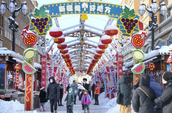 URUMQI, Sejumlah orang mengunjungi bazar akbar yang digelar di Urumqi, Daerah Otonom Uighur Xinjiang, China barat laut, pada 23 Januari 2023. Selama liburan Festival Musim Semi, berbagai kegiatan perayaan diadakan untuk menarik wisatawan di bazar akbar tersebut. (Xinhua/Wang Fei)