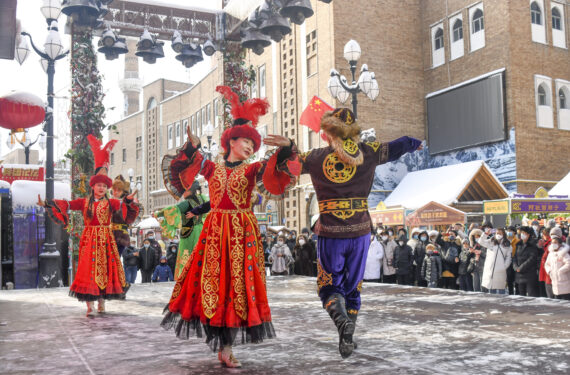 URUMQI, Sejumlah penari menari di bazar akbar yang digelar di Urumqi, Daerah Otonom Uighur Xinjiang, China barat laut, pada 23 Januari 2023. Selama liburan Festival Musim Semi, berbagai kegiatan perayaan diadakan untuk menarik wisatawan di bazar akbar tersebut. (Xinhua/Wang Fei)