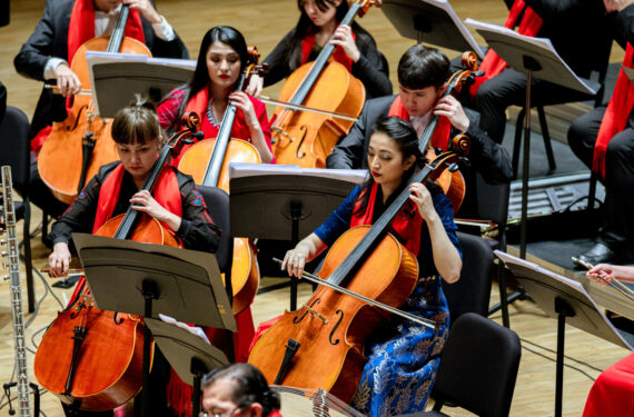 URUMQI, Foto yang diabadikan pada 14 Januari 2023 ini menunjukkan konser Tahun Baru Imlek yang dipersembahkan oleh orkestra rakyat Xinjiang Art Theater di Urumqi, Daerah Otonom Uighur Xinjiang, China barat laut. (Xinhua)