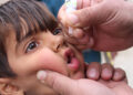 NANGARHAR, Tenaga kesehatan memberikan satu dosis vaksin polio kepada seorang anak dalam kampanye vaksinasi antipolio di Provinsi Nangarhar, Afghanistan, pada 24 Januari 2023. Afghanistan meluncurkan kampanye pertama tahun ini untuk memberikan vaksin polio kepada lebih dari 5,3 juta anak balita di 16 dari 34 provinsi di negara itu, kata Kementerian Kesehatan Masyarakat Afghanistan dalam sebuah pernyataan pada Senin (23/1). (Xinhua/Aimal Zahir)
