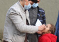 NANGARHAR, Tenaga kesehatan memberikan satu dosis vaksin polio kepada seorang anak dalam kampanye vaksinasi antipolio di Provinsi Nangarhar, Afghanistan, pada 24 Januari 2023. Afghanistan meluncurkan kampanye pertama tahun ini untuk memberikan vaksin polio kepada lebih dari 5,3 juta anak balita di 16 dari 34 provinsi di negara itu, kata Kementerian Kesehatan Masyarakat Afghanistan dalam sebuah pernyataan pada Senin (23/1). (Xinhua/Aimal Zahir)