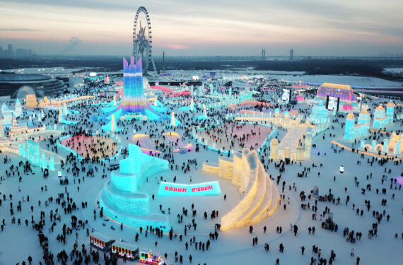 HARBIN, Foto dari udara yang diabadikan pada 25 Januari 2023 ini memperlihatkan Harbin Ice and Snow World di Harbin, Provinsi Heilongjiang, China timur laut. Heilongjiang menarik banyak wisatawan selama liburan Festival Musim Semi. (Xinhua/Wang Jianwei)