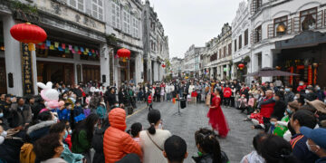 HAIKOU, Para turis menikmati pertunjukan di jalan kuno Qilou pada saat liburan Festival Musim Semi atau Tahun Baru Imlek di Haikou, Provinsi Hainan, China selatan, pada 27 Januari 2023. (Xinhua/Guo Cheng)