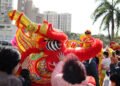HONG KONG, Masyarakat menikmati pertunjukan tari naga di Hong Kong, China selatan, pada 28 Januari 2023. (Xinhua/Li Gang)