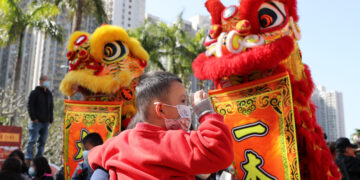 HONG KONG, Masyarakat menikmati pertunjukan tari barongsai di Hong Kong, China selatan, pada 28 Januari 2023. (Xinhua/Li Gang)