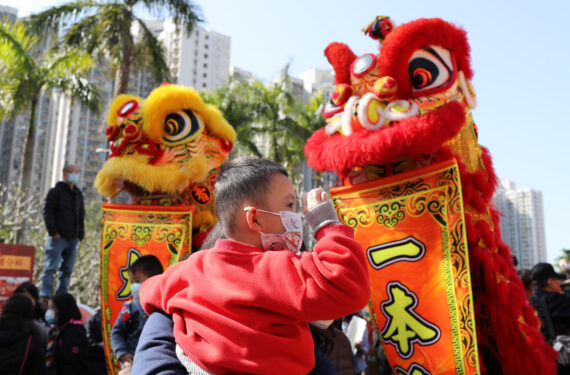 HONG KONG, Masyarakat menikmati pertunjukan tari barongsai di Hong Kong, China selatan, pada 28 Januari 2023. (Xinhua/Li Gang)
