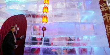 HARBIN, Seorang wisatawan memasuki sebuah stan yang terbuat dari es di Central Street di Harbin, ibu kota Provinsi Heilongjiang, China timur laut, pada 28 Januari 2023. Sebuah pameran makanan dengan stan-stan yang terbuat dari es di Central Street menjadi tujuan wisata populer seiring pesatnya perkembangan pariwisata es dan salju di Harbin. (Xinhua/Wang Jianwei)
