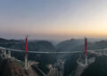 LONGLI, Foto panorama dari udara yang diabadikan pada 29 Januari 2023 ini menunjukkan Jembatan Longlihe di wilayah Longli, Provinsi Guizhou, China barat daya. Jembatan sepanjang 1.260 meter tersebut saat ini sedang dalam proses pembangunan. (Xinhua/Yang Wenbin)