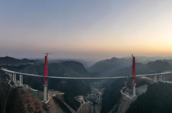 LONGLI, Foto panorama dari udara yang diabadikan pada 29 Januari 2023 ini menunjukkan Jembatan Longlihe di wilayah Longli, Provinsi Guizhou, China barat daya. Jembatan sepanjang 1.260 meter tersebut saat ini sedang dalam proses pembangunan. (Xinhua/Yang Wenbin)