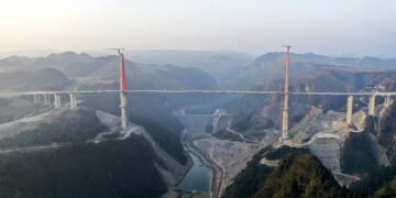 LONGLI, Foto dari udara yang diabadikan pada 29 Januari 2023 ini menunjukkan Jembatan Longlihe di wilayah Longli, Provinsi Guizhou, China barat daya. Jembatan sepanjang 1.260 meter tersebut saat ini sedang dalam proses pembangunan. (Xinhua/Yang Wenbin)