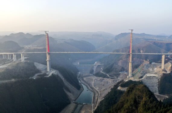 LONGLI, Foto dari udara yang diabadikan pada 29 Januari 2023 ini menunjukkan Jembatan Longlihe di wilayah Longli, Provinsi Guizhou, China barat daya. Jembatan sepanjang 1.260 meter tersebut saat ini sedang dalam proses pembangunan. (Xinhua/Yang Wenbin)