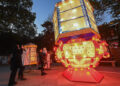 JIAXING, Para wisatawan mengamati lampion-lampion dalam Festival Lampion Aoshan di kota kuno Xincheng yang terletak di Distrik Xiuzhou di Jiaxing, Provinsi Zhejiang, China timur, pada 29 Januari 2023. Festival Lampion Aoshan, yang memiliki sejarah ratusan tahun, resmi dibuka di Jiaxing pada Minggu (29/1). (Xinhua/Xu Yu)