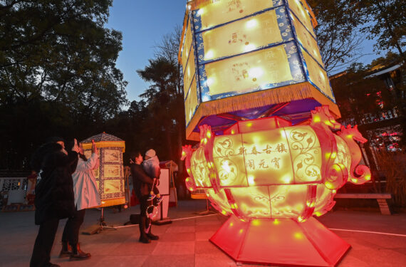 JIAXING, Para wisatawan mengamati lampion-lampion dalam Festival Lampion Aoshan di kota kuno Xincheng yang terletak di Distrik Xiuzhou di Jiaxing, Provinsi Zhejiang, China timur, pada 29 Januari 2023. Festival Lampion Aoshan, yang memiliki sejarah ratusan tahun, resmi dibuka di Jiaxing pada Minggu (29/1). (Xinhua/Xu Yu)