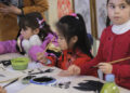 SLIEMA, Anak-anak melukis kelinci dengan kuas China di Sliema, Malta, pada 28 Januari 2023. Acara perayaan Tahun Baru Imlek atau Festival Musim Semi digelar di sebuah pusat perbelanjaan di Sliema pada Sabtu (28/1). (Xinhua/Jonathan Borg)