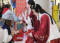 SLIEMA, Anak-anak belajar melipat lampion yang bertuliskan aksara Mandarin "fu", yang berarti keberuntungan, di Sliema, Malta, pada 28 Januari 2023. Acara perayaan Tahun Baru Imlek atau Festival Musim Semi digelar di sebuah pusat perbelanjaan di Sliema pada Sabtu (28/1). (Xinhua/Jonathan Borg)