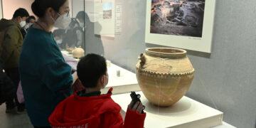 SHIJIAZHUANG, Orang-orang mengunjungi pameran benda peninggalan dari zaman Suriah kuno di Museum Hebei di Shijiazhuang, Provinsi Hebei, China utara, pada 31 Januari 2023. Pameran yang menampilkan berbagai benda peninggalan dari sembilan museum di Suriah tersebut akan berlangsung hingga 9 April. (Xinhua/Chen Qibao)