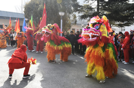 YONGJING, Sejumlah orang menampilkan pertunjukan tari barongsai untuk merayakan Festival Lampion mendatang di Kota Taiji di wilayah Yongjing, Provinsi Gansu, China barat laut, pada 30 Januari 2023. Festival Lampion, hari ke-15 bulan pertama dalam kalender lunar China, tahun ini jatuh pada 5 Februari. (Xinhua/Shi Youdong)