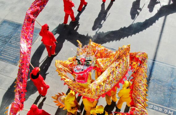 AKSAY, Foto dari udara yang diabadikan pada 30 Januari 2023 ini memperlihatkan sejumlah orang menampilkan pertunjukan tari naga untuk merayakan Festival Lampion mendatang di Wilayah Otonom Etnis Kazakh Aksay di Provinsi Gansu, China barat laut. Festival Lampion, hari ke-15 bulan pertama dalam kalender lunar China, tahun ini jatuh pada 5 Februari. (Xinhua/Ma Xiaowei)