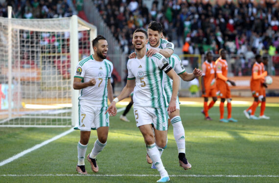 ORAN, Pemain Aljazair Ayoub Abdellaoui (kedua dari kiri) merayakan gol bersama rekan satu timnya pada pertandingan babak semifinal African Nations Championship ketujuh antara Aljazair melawan Nigeria di Oran, Aljazair, pada 31 Januari 2023. (Xinhua)