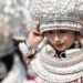 HUANGPING, Seorang warga suku Miao dalam balutan kostum tradisional mengikuti parade untuk merayakan Festival Lampion mendatang di wilayah Huangping, Provinsi Guizhou, China barat daya, pada 31 Januari 2023. Festival Lampion, hari ke-15 bulan pertama dalam kalender lunar China, tahun ini jatuh pada 5 Februari. (Xinhua/Liang Wen)