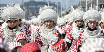 HUANGPING, Warga suku Miao dalam balutan kostum tradisional mengikuti parade untuk merayakan Festival Lampion mendatang di wilayah Huangping, Provinsi Guizhou, China barat daya, pada 31 Januari 2023. Festival Lampion, hari ke-15 bulan pertama dalam kalender lunar China, tahun ini jatuh pada 5 Februari. (Xinhua/Liang Wen)