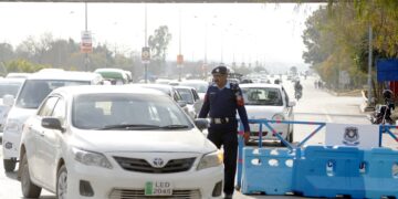 ISLAMABAD, Seorang polisi menghentikan sebuah kendaraan di pos pemeriksaan polisi di Islamabad, Pakistan, pada 1 Februari 2023. Jumlah korban tewas akibat ledakan bom bunuh diri yang menghantam sebuah masjid pada Senin (30/1) di Provinsi Khyber Pakhtunkhwa, Pakistan barat laut, bertambah menjadi 100 orang hingga Selasa (31/1) dengan lebih dari 200 orang lainnya terluka, menurut sumber rumah sakit. (Xinhua/Ahmad Kamal)