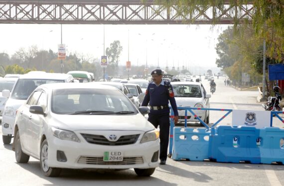 ISLAMABAD, Seorang polisi menghentikan sebuah kendaraan di pos pemeriksaan polisi di Islamabad, Pakistan, pada 1 Februari 2023. Jumlah korban tewas akibat ledakan bom bunuh diri yang menghantam sebuah masjid pada Senin (30/1) di Provinsi Khyber Pakhtunkhwa, Pakistan barat laut, bertambah menjadi 100 orang hingga Selasa (31/1) dengan lebih dari 200 orang lainnya terluka, menurut sumber rumah sakit. (Xinhua/Ahmad Kamal)