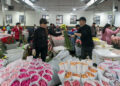 KUNMING, Para pekerja mengemas bunga di Pasar Bunga Dounan Kunming di Provinsi Yunnan, China barat daya, pada 31 Januari 2023. Sebagai pasar bunga potong segar terbesar di China dalam hal volume perdagangan dan nilai ekspor, Dounan telah menjadi pasar perdagangan bunga potong segar terbesar di Asia. (Xinhua/Chen Xinbo)