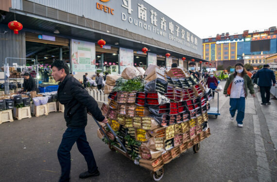 KUNMING, Seorang pekerja memindahkan bunga di Pasar Bunga Dounan Kunming di Provinsi Yunnan, China barat daya, pada 31 Januari 2023. Sebagai pasar bunga potong segar terbesar di China dalam hal volume perdagangan dan nilai ekspor, Dounan telah menjadi pasar perdagangan bunga potong segar terbesar di Asia. (Xinhua/Chen Xinbo)